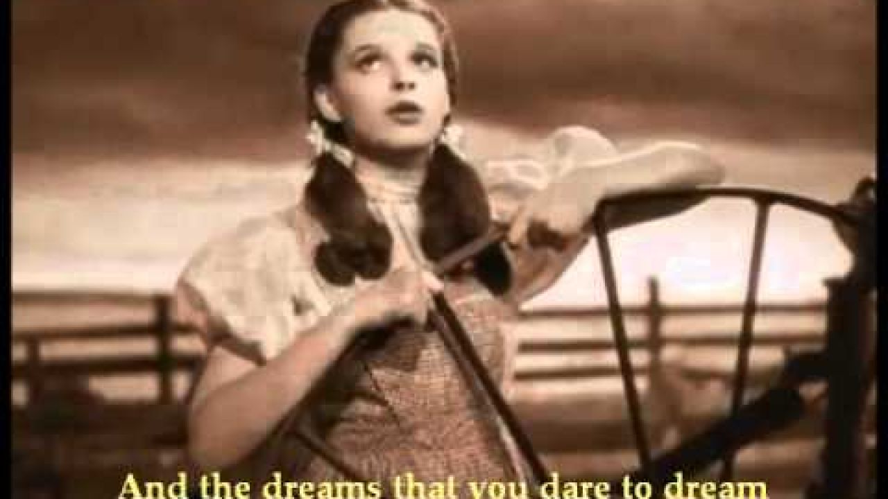 t9FOelqBhjU Judy Garland - Somewhere Over The Rainbow - (1939) - musicalradio.de | Musicals kostenlos im Radio