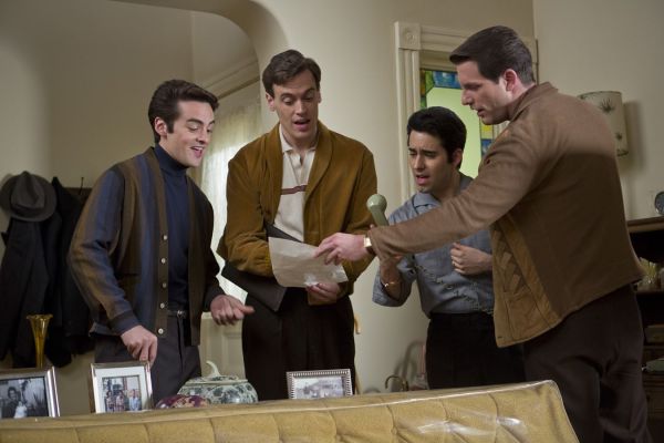 Jersey_Boys_Bild_12__VINCENT_PIAZZA_Tommy_DeVito_ERICH_BERGEN_Bob_Gaudio_JOHN_LLOYD_YOUNG_Frankie_Valli_MICHAEL_LOMENDA_Nick_Massi-0009c265 Filmversion der JERSEY BOYS  &uuml;berzeugt in Deutsch &ndash; musicalradio.de | Musicals kostenlos im Radio