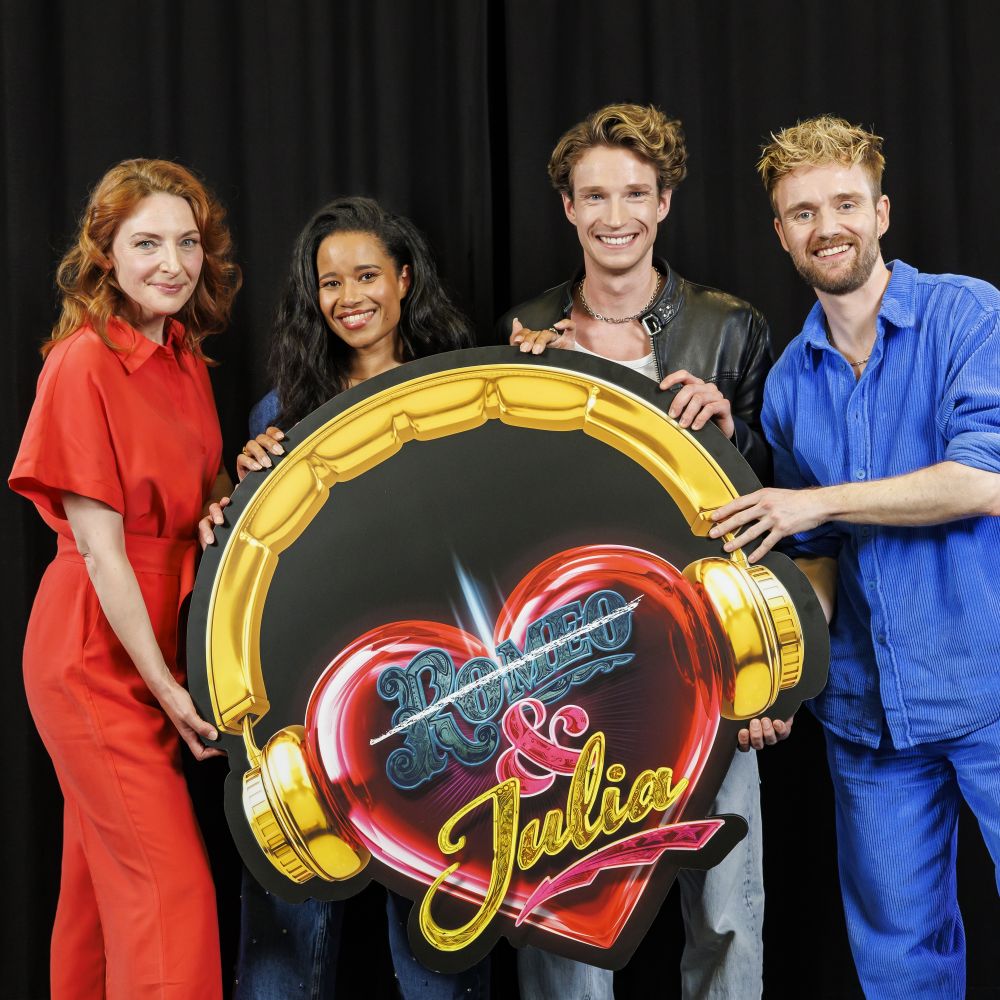 Willemijn Verkaik (Anne Hathaway), Chiara Fuhrmann (Julia), Raphael Gro&szlig; (Romeo) und Andreas Bongard (William Shakespeare)