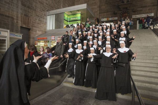 Sister-Act-Stuttgart_leuchtet_Bahnhof-1042aebd SISTER ACT l&auml;sst Stuttgart strahlen  &ndash; musicalradio.de | Musicals kostenlos im Radio