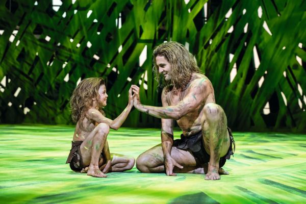 JPG%2072%20dpi%20(RGB)-2025_(C)Johan%20Persson_TARZAN_Lenny%20und%20Alexander%20Klaws%201-1ef3dfa7 Alexander Klaws schwingt gemeinsam mit Sohn Lenny durch den Dschungel &ndash; musicalradio.de | Musicals kostenlos im Radio