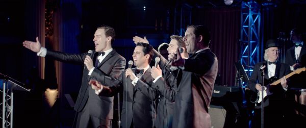 Jersey_Boys_Bild_14__ERICH_BERGEN_Bob_Gaudio_JOHN_LLOYD_YOUNG_Frankie_Valli_VINCENT_PIAZZA_Tommy_DeVito_MICHAEL_LOMENDA_Nick_Massi-369d4cfa Filmversion der JERSEY BOYS  &uuml;berzeugt in Deutsch &ndash; musicalradio.de | Musicals kostenlos im Radio