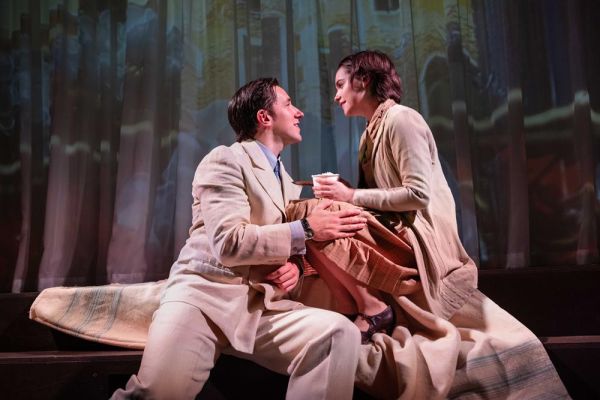 REBECCA%201%20Richard%20Carson%20Maxim%20de%20Winter%20and%20Lauren%20Jones%20I%20Photo%20Mark%20Senior-584acae1 REBECCA feierte Premiere in London &ndash; musicalradio.de | Musicals kostenlos im Radio