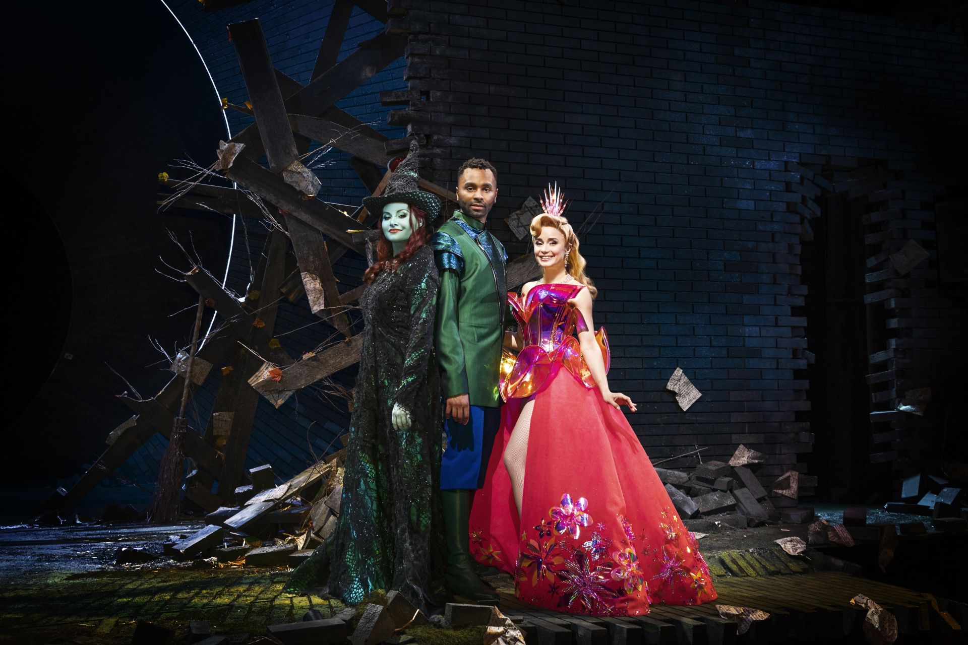Vaj&egrave;n van den Bosch (Eplhaba), Naidjim Severina (Fiyero) und Jeannine Mich&egrave;le Wacker (Glinda) in WICKED &ndash; DAS MUSICAL