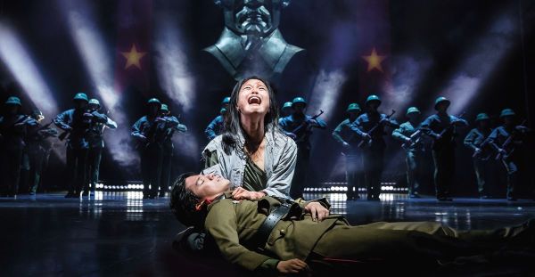 miss-saigon-foto-07-credit-johan-persson-966e844c Zeitlos und grandios: MISS SAIGON in K&ouml;ln &ndash; musicalradio.de | Musicals kostenlos im Radio