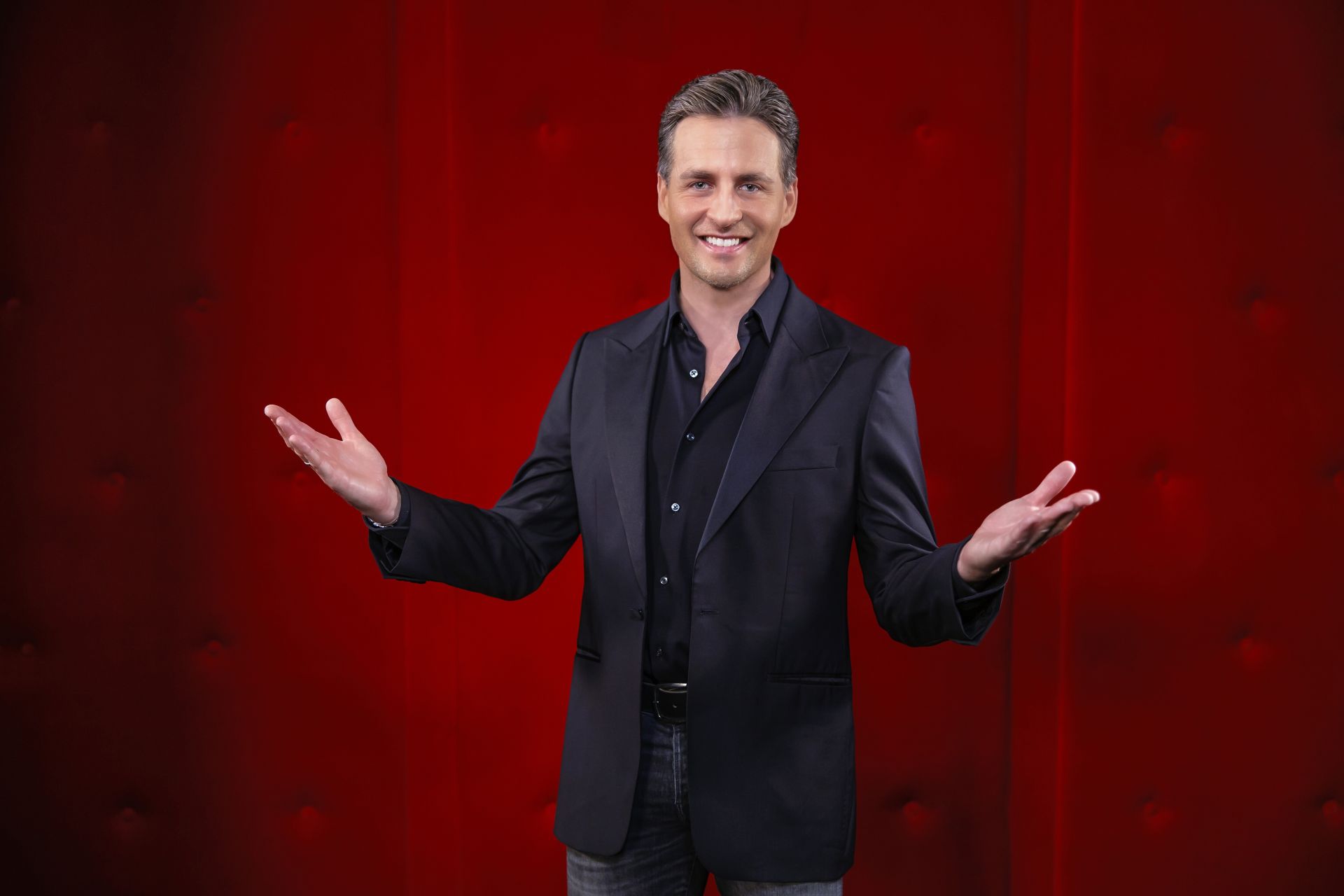 Alexander Klaws moderiert und singt in BEST OF MUSICALS LIVE IN CONCERT 2025
