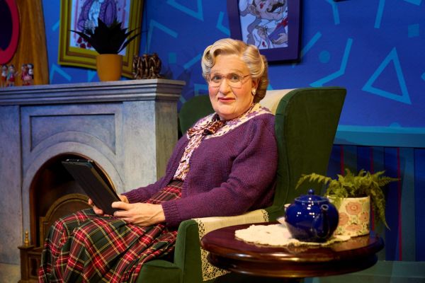 mrs-doubtfire-musical-foto-09-credit-johann-persson-scaled-f3cc73b5 MRS. DOUBTFIRE feiert im November Deutschlandpremiere in D&uuml;sseldorf &ndash; musicalradio.de | Musicals kostenlos im Radio