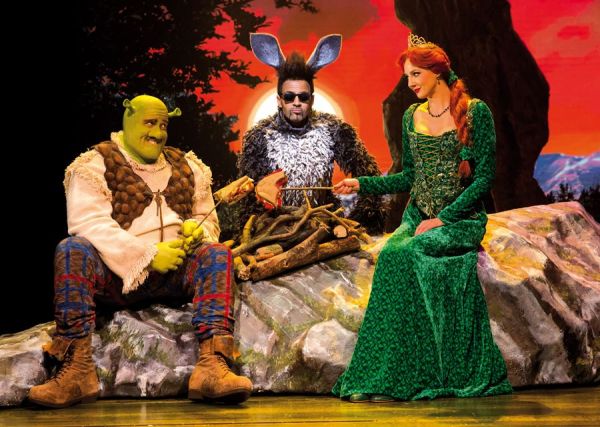 SHREK_Lagerfeuer_13x18_c_JensHauer-f94a5c41 Gro&szlig;es, gr&uuml;nes Gag-Feuerwerk: SHREK in D&uuml;sseldorf &ndash; musicalradio.de | Musicals kostenlos im Radio